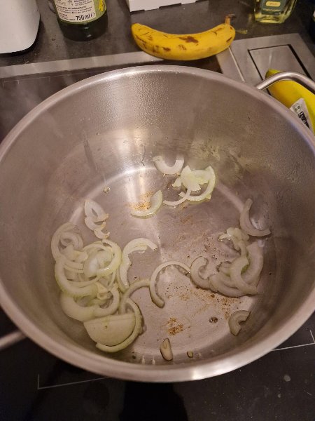Zwiebelscheiben werden im Topf angebraten