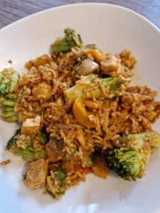Mehr über den Artikel erfahren Gebratene Vollkorn-Mie-Nudeln mit Gemüse und Tofu