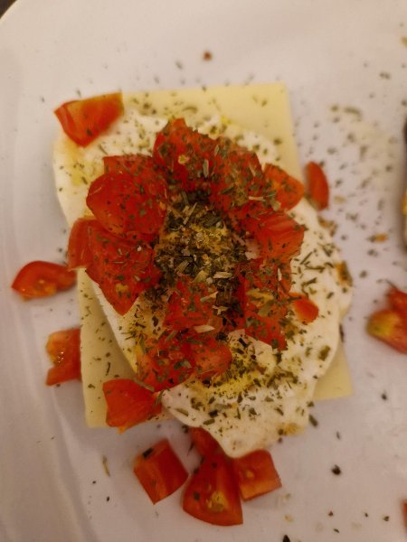 Du betrachtest gerade Strammer Max mit Vollkornbrot, Käse und Tomaten