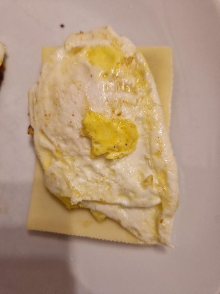 Durchgebratenes Spiegelei auf Butterkäse